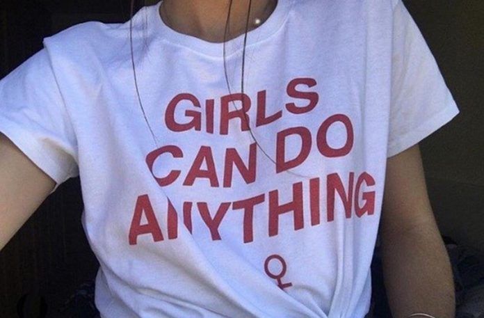Dziewczyna w koszulce GIRLS CAN DO ANYTHING