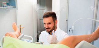 Ginekolog pokazujący kciuk w górę