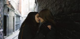 Dwie całujące się kobiety