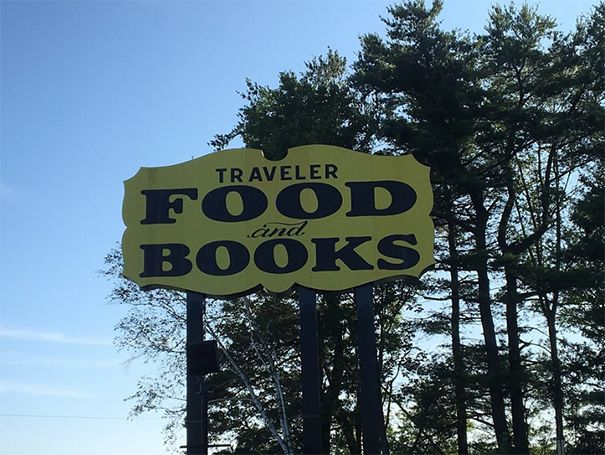 Szyld z napisem Traveler Food and Books