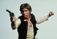 Han Solo, postac z filmu Star Wars, majaca w rece swoj legendarny pistolet laserowy o kolorze czarnym