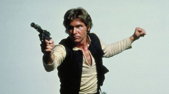 Han Solo, postac z filmu Star Wars, majaca w rece swoj legendarny pistolet laserowy o kolorze czarnym