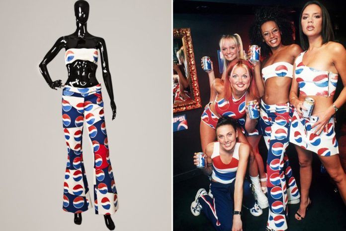 Pięć dziewczyn ubranych w kostiumy z motywem Pepsi i manekin