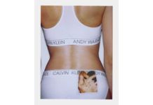 Plecy dziewczyny z widocznymi majtkami i biustnoszem Andy Warhol Calvin Klein
