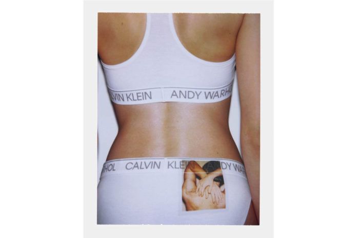 Plecy dziewczyny z widocznymi majtkami i biustnoszem Andy Warhol Calvin Klein