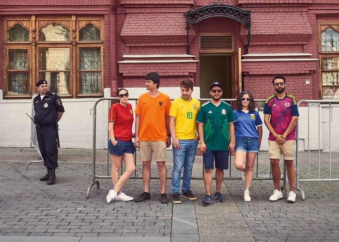 secret pride photos lgbtq flag football world cup lola mullenlowe russia 1 5b45a8b24395c 700 Projekt „Ukryta Flaga” przeciwko dyskryminacji LGBTQ w Rosji