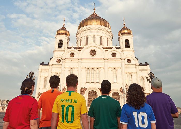 secret pride photos lgbtq flag football world cup lola mullenlowe russia 16 5b45a8e2ea7b4 700 Projekt „Ukryta Flaga” przeciwko dyskryminacji LGBTQ w Rosji