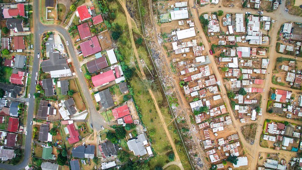 Zdjęcia z drona odpowiadające na pytanie: kto jest bogaty, a kto biedny?