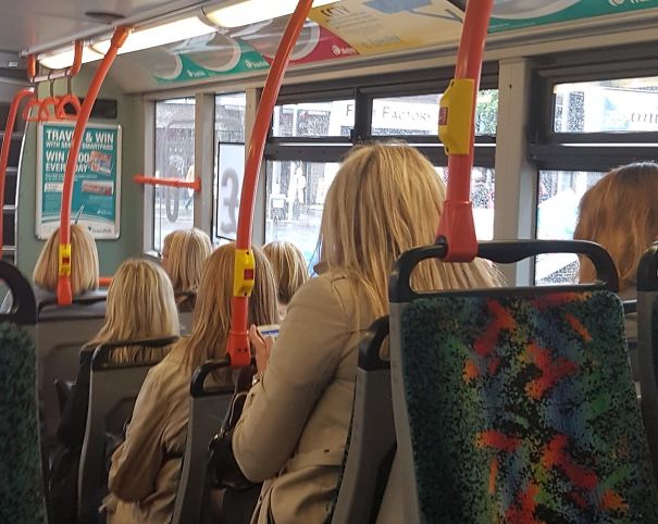 Trzy kobiety ubrane tak samo, z takim samym kolorem włosów w autobusie