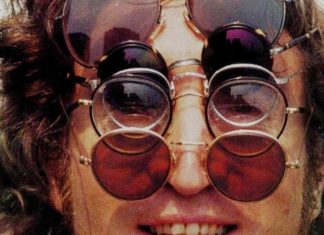 John Lennon w długich włosach z pięcioma parami okularów typu lenonki