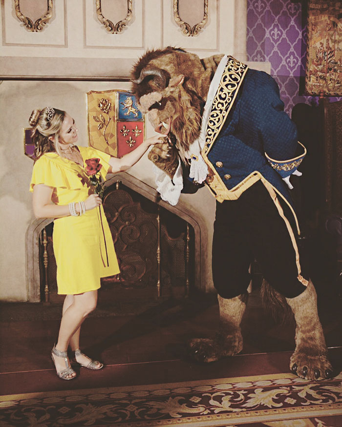Dziewczyna w żółtej sukience, obok bestia z filmu Piękna i Bestia