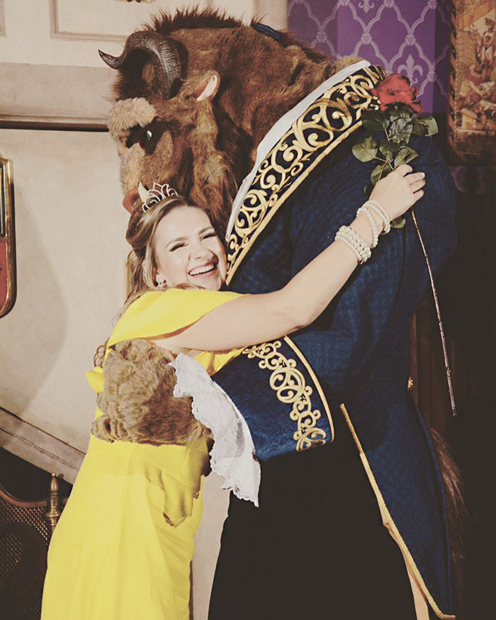 Dziewczyna w żółtej sukience, obok bestia z filmu Piękna i Bestia