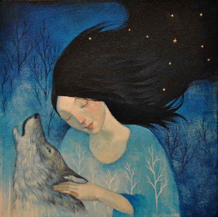 Na zdjeciu widzimy dziewczyne w czarnych wlosach ktora przytula w ciemna noc wyjacego wilka