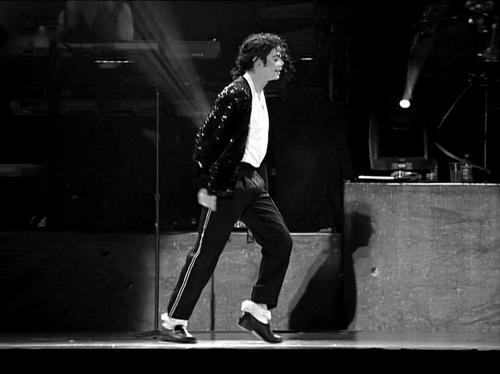 mężczyzna (Michael Jackson) wykonujący moonwalk