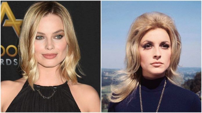 Po lewej Margot Robbie w blond włosach, po prawej Sharon Tate w blond włosach