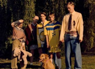pięciu modeli stoi w ogrodzie z psem, są ubrani w stylu lat 90-tych