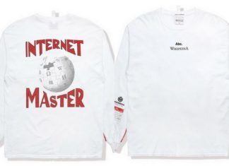 Biała bluza z napisem Internet Master i logiem Wikipedia