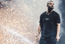 piosenkarz Drake stoi na scenie, za nim iskry