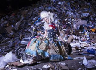 Modelka ubrana w śmieci