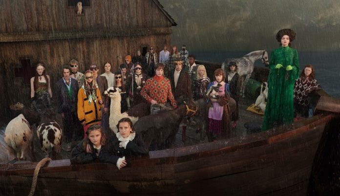 Grupa ludzi i zwierzęta stojący na drewnianej arce