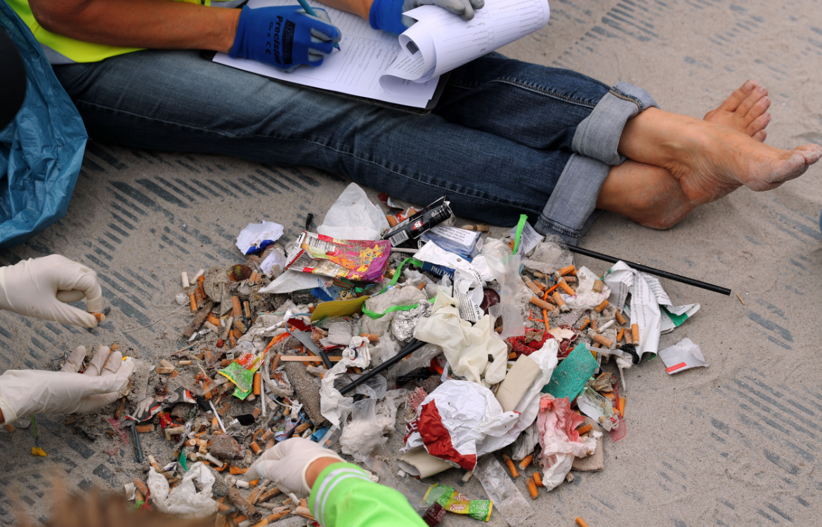 śmieci zebrane z plaży
