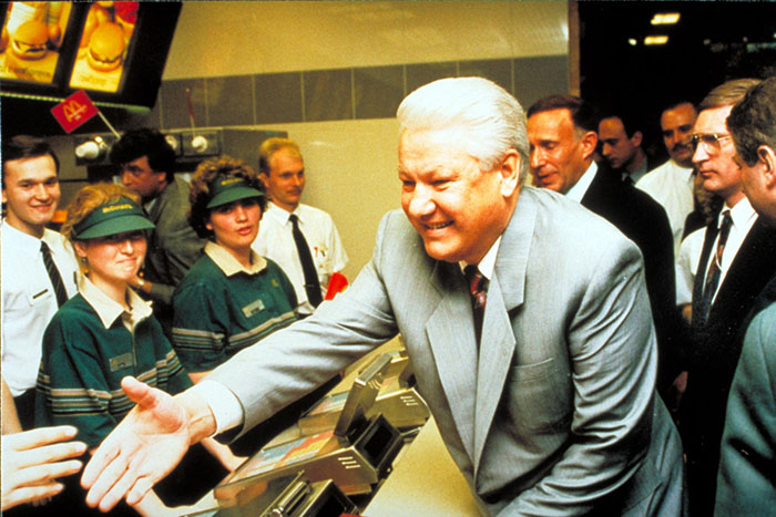first mcdonald restaurant opens soviet union moscow russia 1900 12 5b963c696ff2e 700 Jak wyglądały otwarcia McDonald'sów w latach 90-tych?
