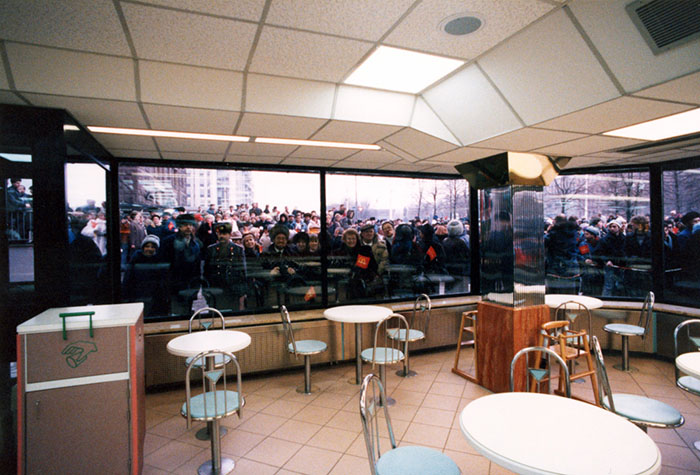 first mcdonald restaurant opens soviet union moscow russia 1900 37 5b963ca426c97 700 Jak wyglądały otwarcia McDonald'sów w latach 90-tych?