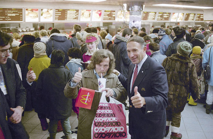 first mcdonald restaurant opens soviet union moscow russia 1900 38 5b963ca62a5eb 700 Jak wyglądały otwarcia McDonald'sów w latach 90-tych?