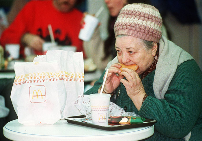 first mcdonald restaurant opens soviet union moscow russia 1900 44 5b963cb317ce2 700 Jak wyglądały otwarcia McDonald'sów w latach 90-tych?