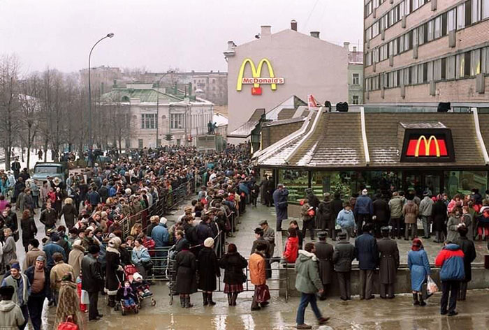 first mcdonald restaurant opens soviet union moscow russia 1900 45 5b963cb5a4de8 700 Jak wyglądały otwarcia McDonald'sów w latach 90-tych?