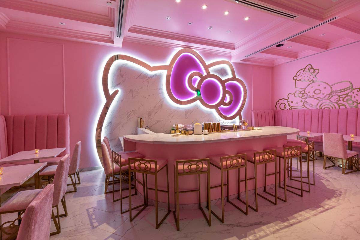 Różowe wnętrze kawiarni Hello Kitty