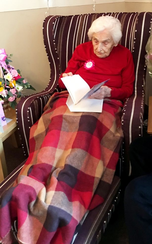 Starsza kobieta siedząca z książką