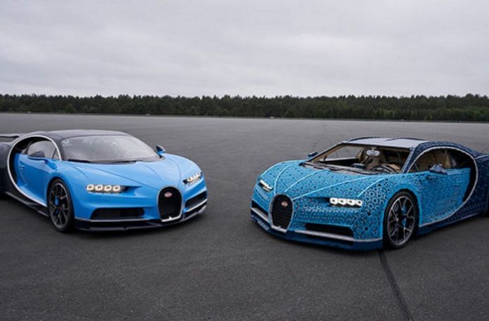 Dwa niebieskie samochody