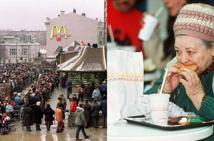 Kolejka przed McDonald's i starsza kobieta jedząca hamburgera