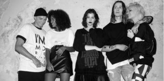 Czarno-białe zdjęcie przedstawiające piątkę młodych ludzi