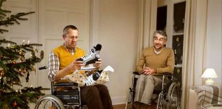 Para na wózkach inwalidzkich z łyżwami w ręku