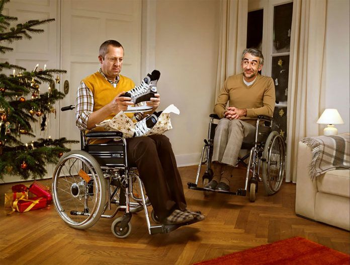 Para na wózkach inwalidzkich z łyżwami w ręku