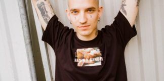 Chłopak z tatuażami w czarnej koszulce z napisem Love Has No Gender
