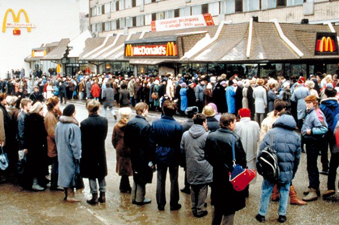 first mcdonald restaurant opens soviet union moscow russia 1900 5b963dd825f06 700 Jak wyglądały otwarcia McDonald'sów w latach 90-tych?