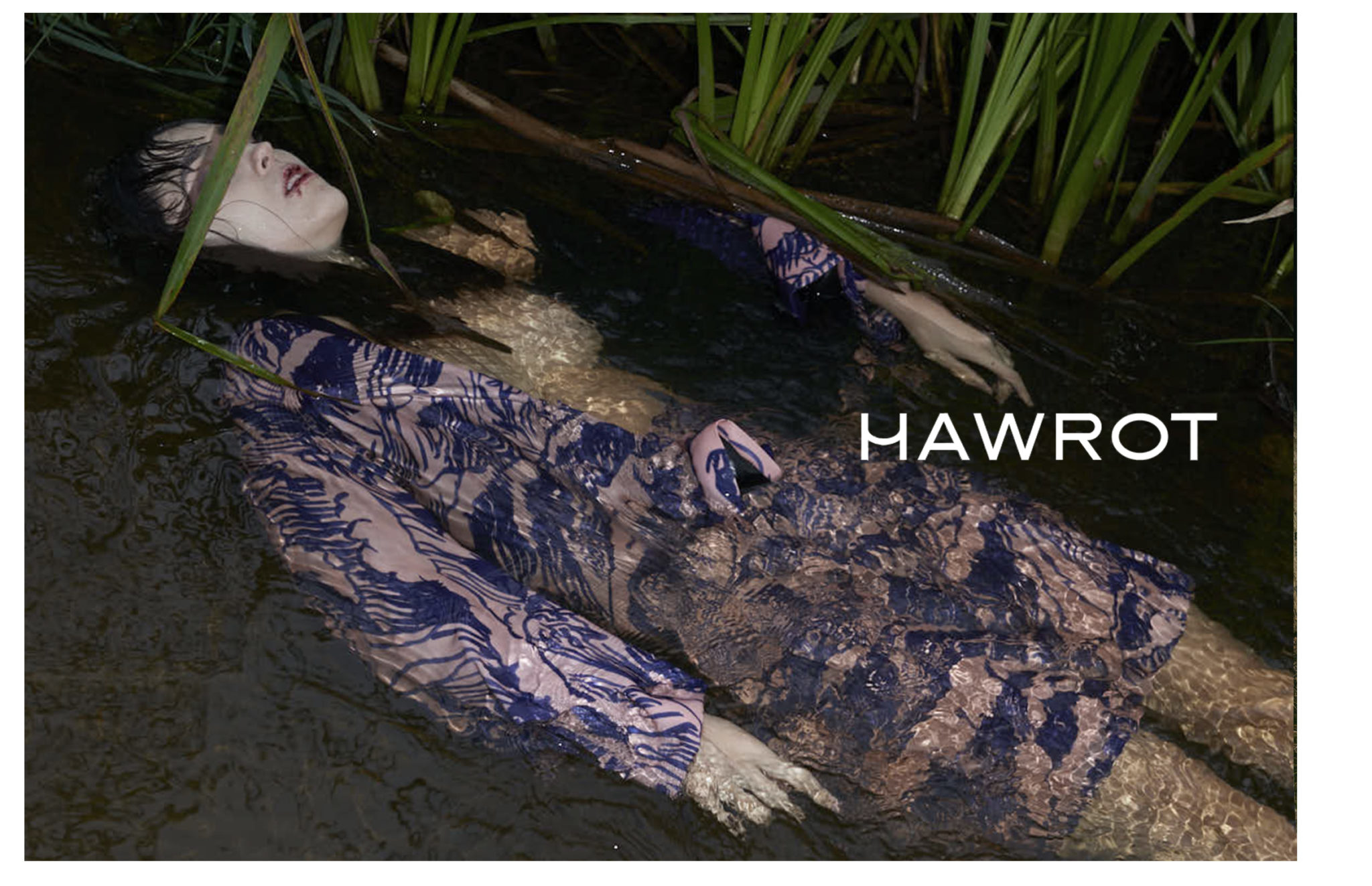 Mloda dziewczyna wygladajaca na topielca lezy w rzece pelnej roslinnosci