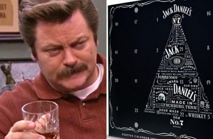 Mężczyzna ze szklanką whiskey i kalendarz adwnetowy