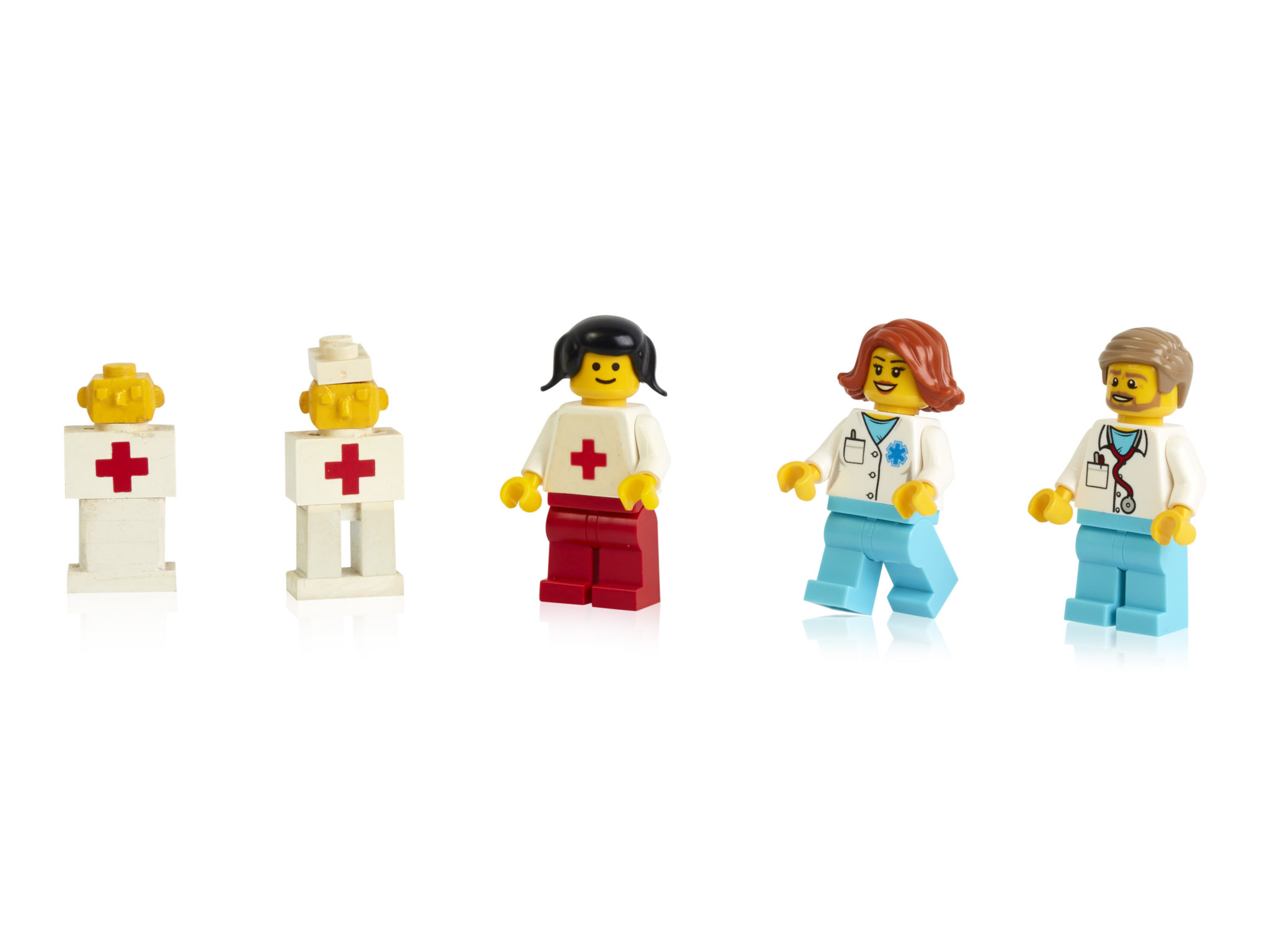 Early prototypes first and more recent minifigure doctors 40-lecie minifigurek LEGO: jak zmieniały się na przestrzeni lat?