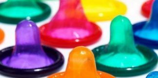 Kilka różnokolorowych prezerwatyw