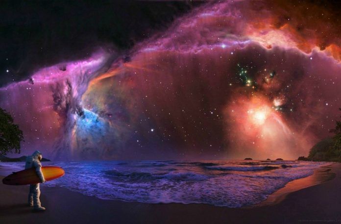 kosmonauta z deską surfingową stojący na brzegu zatoki, niebo w stylu galaxy