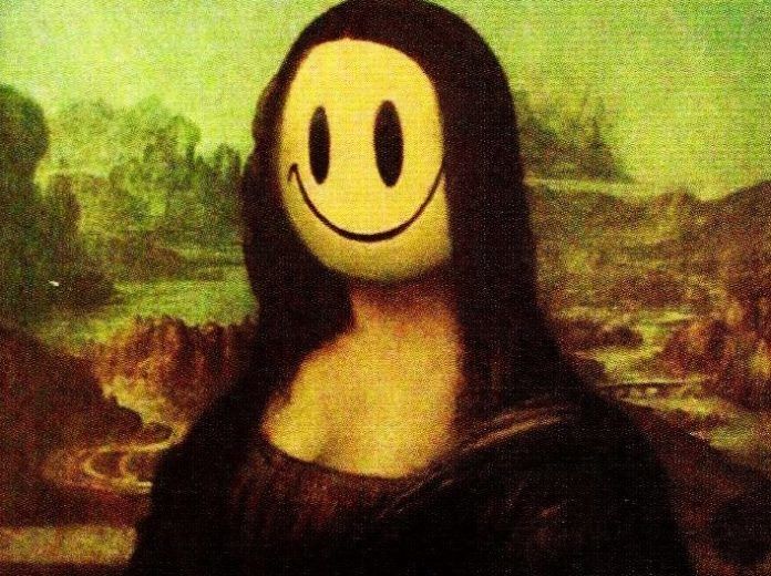na obrazie znajduje się kobieta z uśmiechniętą, żółtą buzią zamiat twarzy