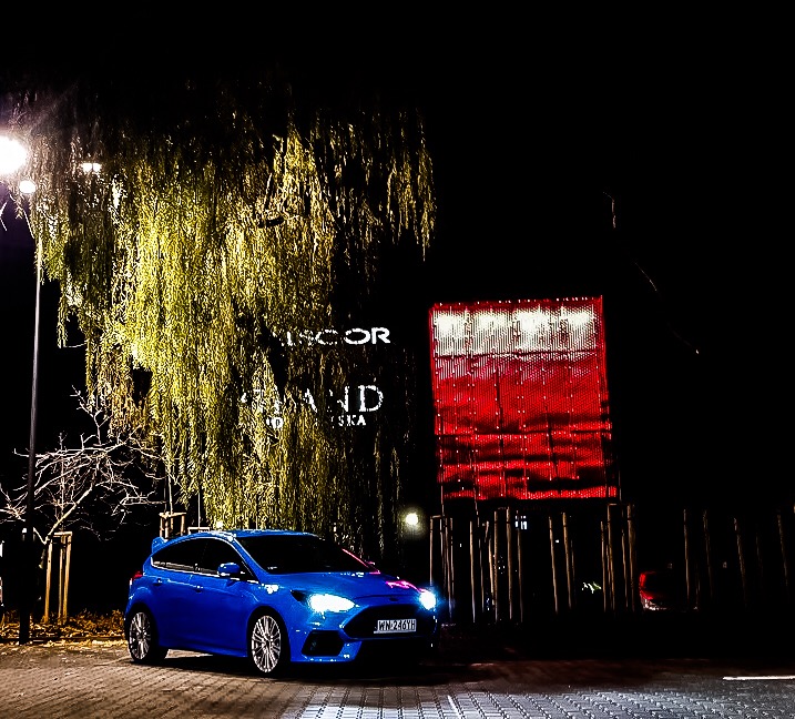 Niebieski samochód nocą