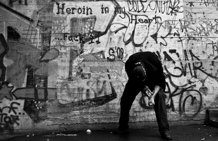 1 16 5bfbd9780b0e2 880 Fotograf spędził 8 miesięcy robiąc zdjęcia narkomanom na ulicach Pragi