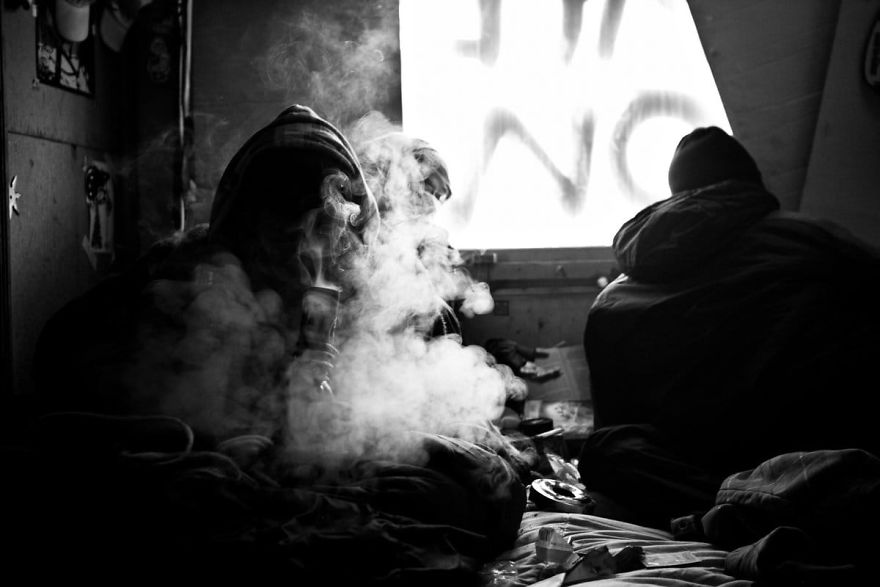13 14 5bfbd98f670b2 880 Fotograf spędził 8 miesięcy robiąc zdjęcia narkomanom na ulicach Pragi