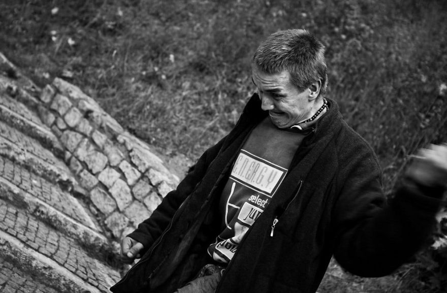 18 10 5bfbd9964d727 880 Fotograf spędził 8 miesięcy robiąc zdjęcia narkomanom na ulicach Pragi