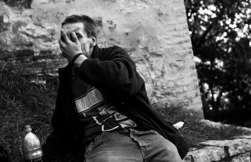 2 15 5bfbd97a62242 880 Fotograf spędził 8 miesięcy robiąc zdjęcia narkomanom na ulicach Pragi